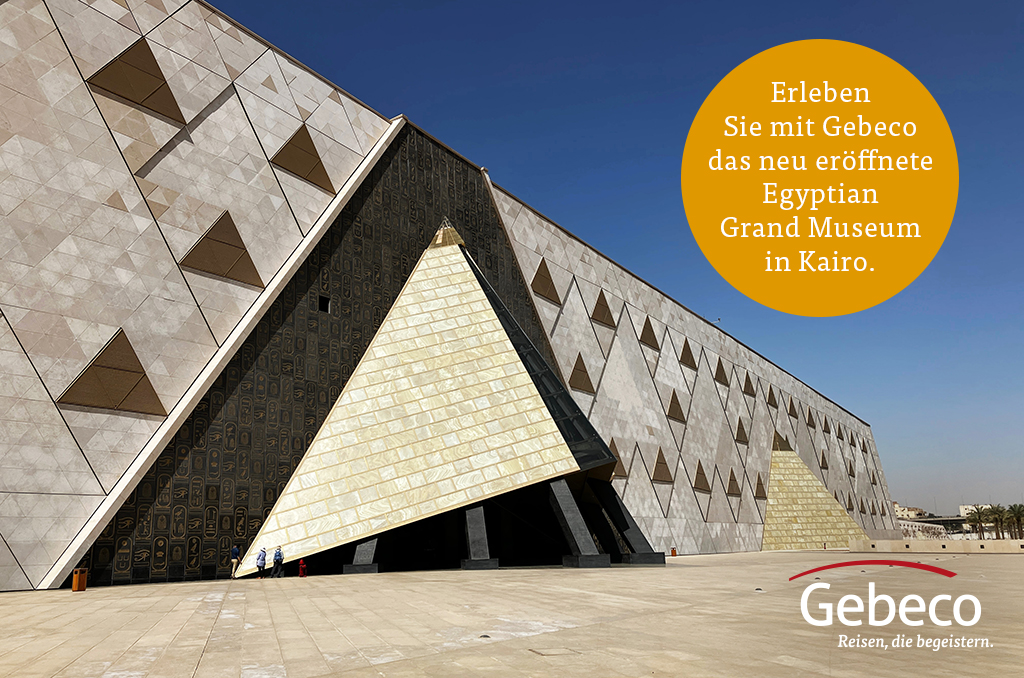 Die moderne, geometrische Fassade des Grand Egyptian Museum in Kairo. Werbung für Gebeco-Reisen zum neu eröffneten Museum. Die moderne, geometrische Fassade des Grand Egyptian Museum in Kairo. Werbung für Gebeco-Reisen zum neu eröffneten Museum.