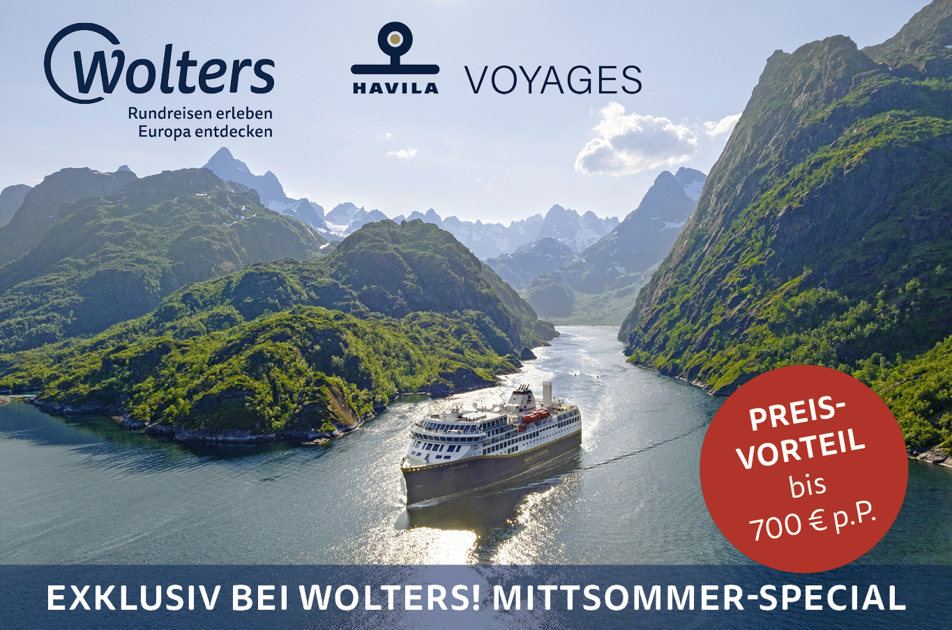 Ein Kreuzfahrtschiff fährt durch einen engen Fjord, umgeben von steilen Felswänden und grüner Vegetation, im Hintergrund Berge unter einem leicht bewölkten Himmel.