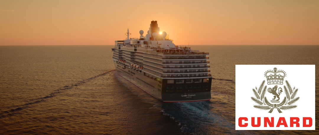 Cunard Headerbild Ein Schiff der Cunard-Flotte, die Queen Elisabeth, fährt in den Sonnenuntergang