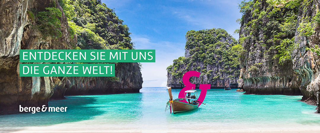 Dieses Bild zeigt eine malerische tropische Bucht mit türkisfarbenem Wasser und einem weißen Sandstrand, umrahmt von steilen, bewachsenen Felsformationen. Im Vordergrund am Strand befindet sich ein traditionelles Holzboot, und im oberen linken Bereich des Bildes ist der grüne Text "ENTDECKEN SIE MIT UNS DIE GANZE WELT!" sowie das "berge & meer"-Logo zu sehen. Dieses Bild zeigt eine malerische tropische Bucht mit türkisfarbenem Wasser und einem weißen Sandstrand, umrahmt von steilen, bewachsenen Felsformationen. Im Vordergrund am Strand befindet sich ein traditionelles Holzboot, und im oberen linken Bereich des Bildes ist der grüne Text "ENTDECKEN SIE MIT UNS DIE GANZE WELT!" sowie das "berge & meer"-Logo zu sehen.