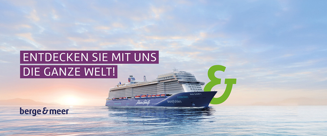 Ein weites, horizontales Bild zeigt ein großes Kreuzfahrtschiff mit dem Namen "Mein Schiff" in einem ruhigen Ozean bei Sonnenuntergang oder Sonnenaufgang. Der Himmel ist in sanften Orange-, Rosa- und Blautönen gehalten, mit einigen wispy Wolken. Das Schiff ist von vorne zu sehen, wie es nach rechts fährt. Im linken Bereich des Bildes steht in großen, lila Buchstaben: "ENTDECKEN SIE MIT UNS DIE GANZE WELT!". Rechts vom Schiff befindet sich ein großes grünes "&"-Symbol. Unten links im Bild steht das Logo "berge & meer" in kleinen schwarzen Buchstaben. Das Wasser ist ruhig und spiegelt die Farben des Himmels leicht wider. Ein weites, horizontales Bild zeigt ein großes Kreuzfahrtschiff mit dem Namen "Mein Schiff" in einem ruhigen Ozean bei Sonnenuntergang oder Sonnenaufgang. Der Himmel ist in sanften Orange-, Rosa- und Blautönen gehalten, mit einigen wispy Wolken. Das Schiff ist von vorne zu sehen, wie es nach rechts fährt. Im linken Bereich des Bildes steht in großen, lila Buchstaben: "ENTDECKEN SIE MIT UNS DIE GANZE WELT!". Rechts vom Schiff befindet sich ein großes grünes "&"-Symbol. Unten links im Bild steht das Logo "berge & meer" in kleinen schwarzen Buchstaben. Das Wasser ist ruhig und spiegelt die Farben des Himmels leicht wider.