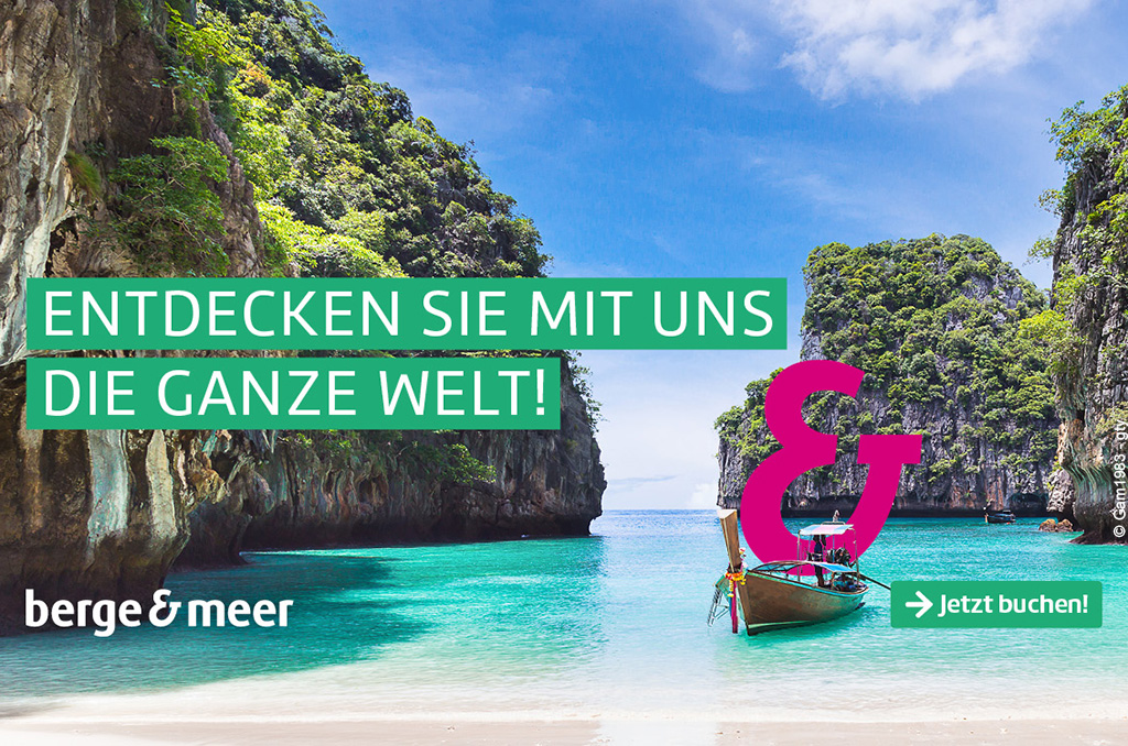 Dieses Bild zeigt eine malerische tropische Bucht mit türkisfarbenem Wasser und einem weißen Sandstrand, umrahmt von steilen, bewachsenen Felsformationen. Im Vordergrund am Strand befindet sich ein traditionelles Holzboot, und im oberen linken Bereich des Bildes ist der grüne Text "ENTDECKEN SIE MIT UNS DIE GANZE WELT!" sowie das "berge & meer"-Logo und ein "Jetzt buchen!"-Button zu sehen.